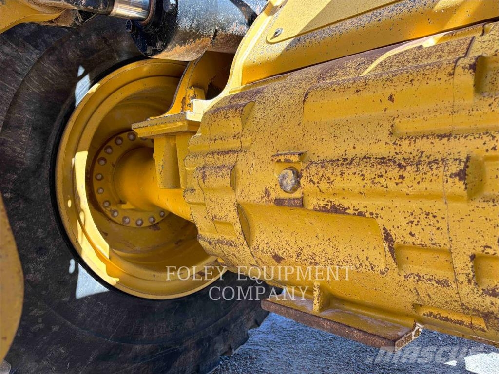 CAT 966M Iekrāvēji uz riteņiem