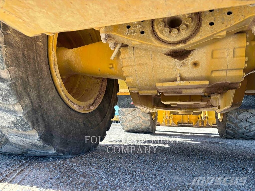 CAT 966M Iekrāvēji uz riteņiem