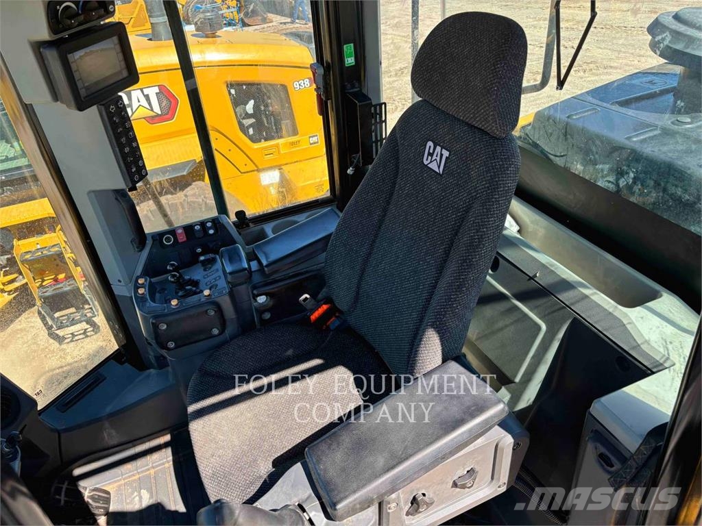 CAT 966M Iekrāvēji uz riteņiem