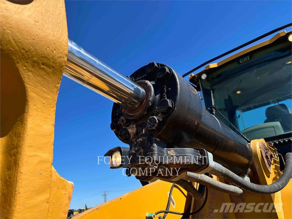 CAT 966M Iekrāvēji uz riteņiem