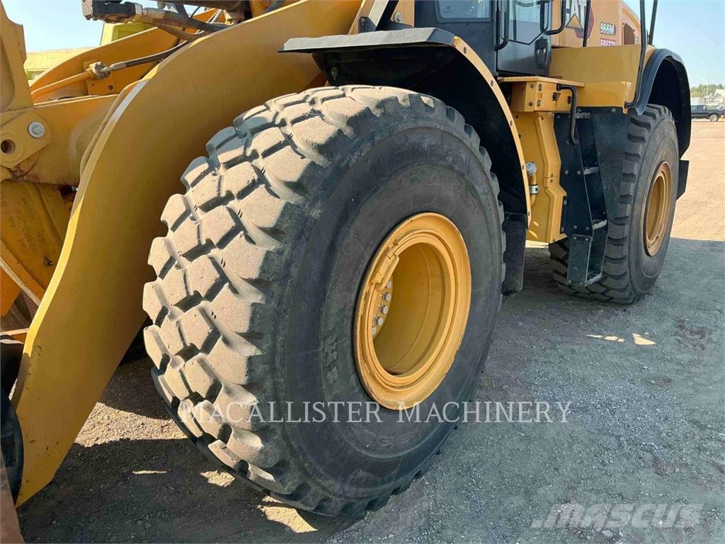 CAT 966M لوادر بعجل