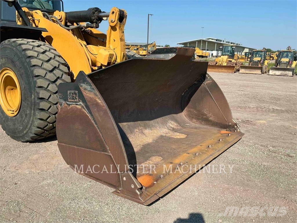 CAT 966M لوادر بعجل