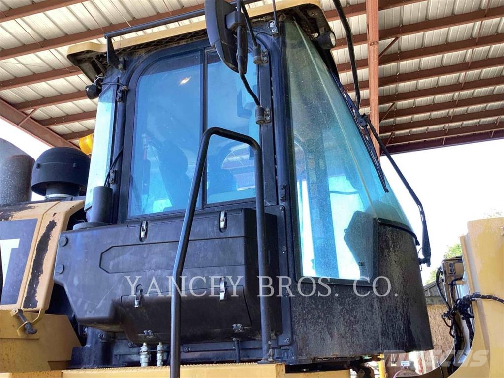 CAT 966M Kolesni nakladalci