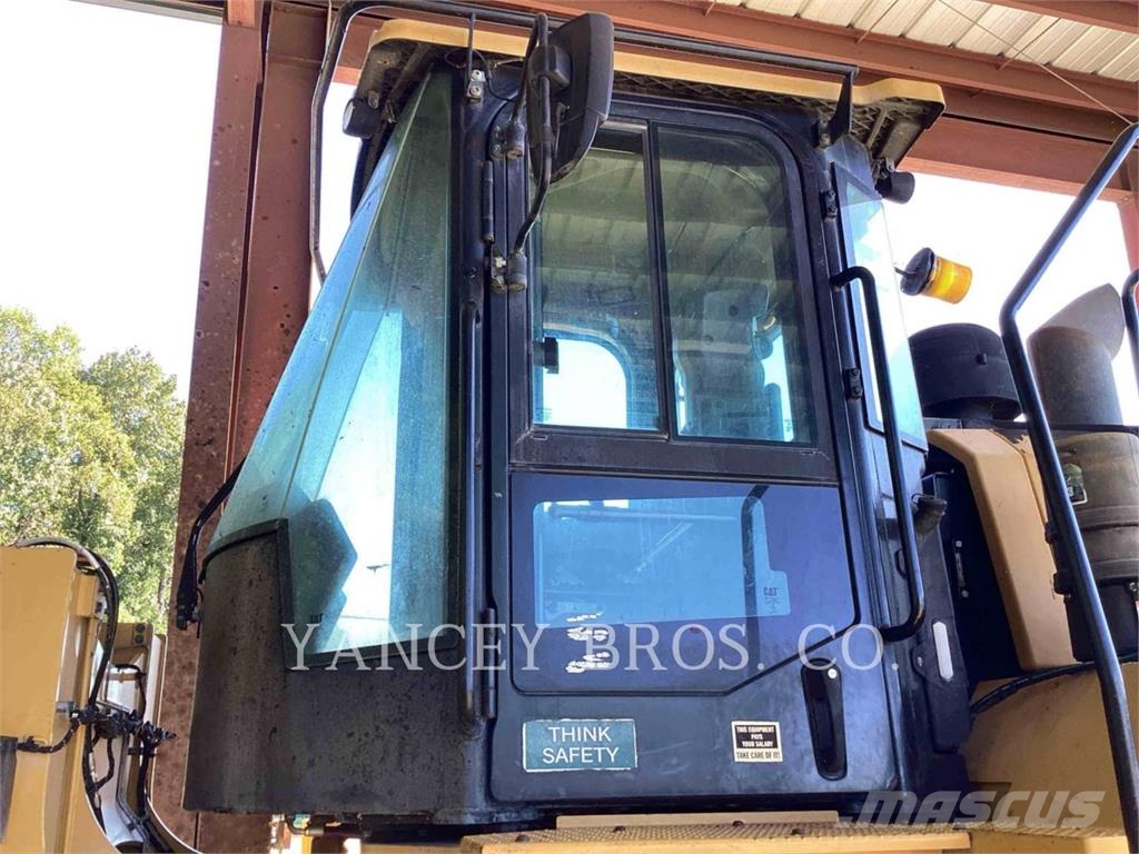 CAT 966M Kolesni nakladalci