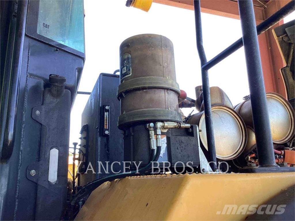 CAT 966M Kolesni nakladalci