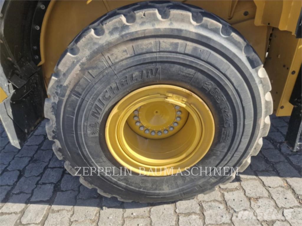CAT 972 لوادر بعجل