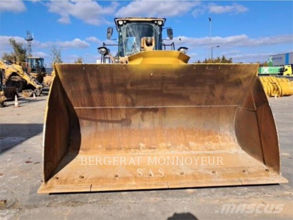 CAT 972M لوادر بعجل