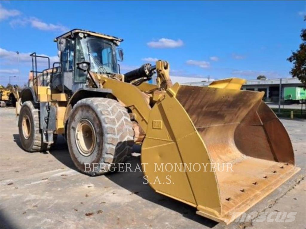 CAT 972M لوادر بعجل