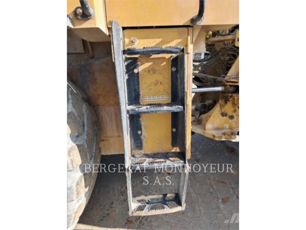 CAT 972M لوادر بعجل