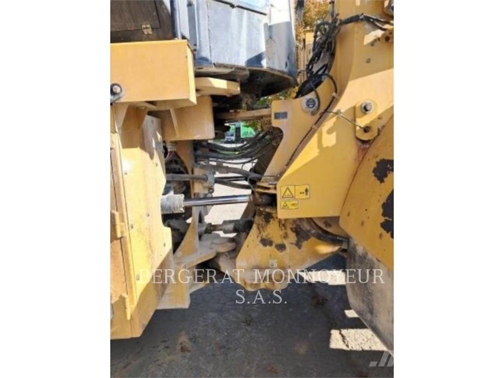 CAT 972M لوادر بعجل