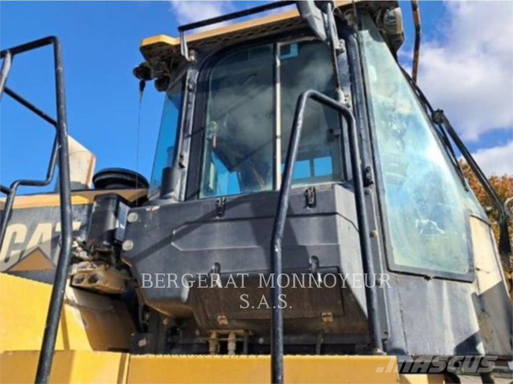 CAT 972M لوادر بعجل