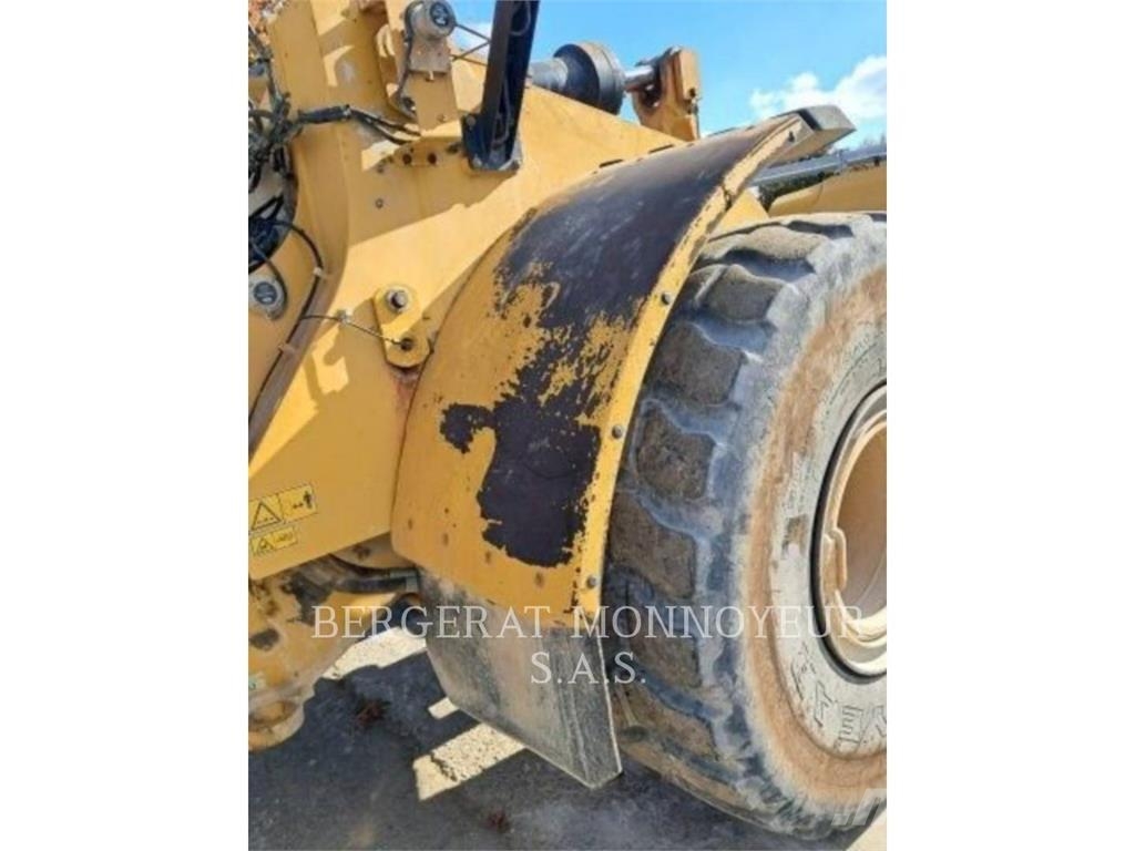 CAT 972M لوادر بعجل