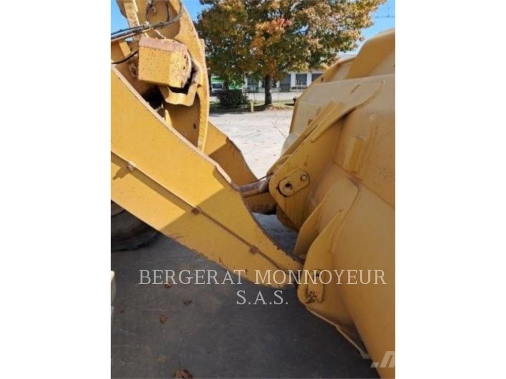CAT 972M لوادر بعجل