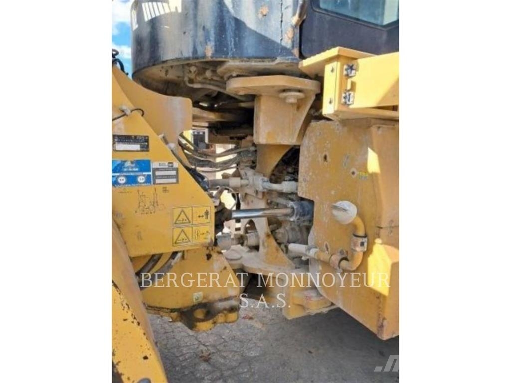 CAT 972M لوادر بعجل