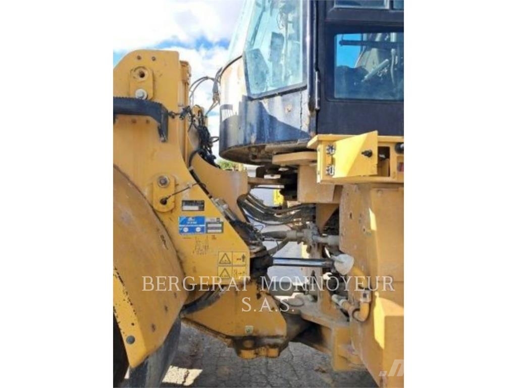 CAT 972M لوادر بعجل