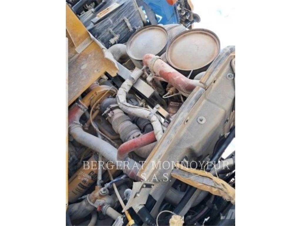 CAT 972M لوادر بعجل