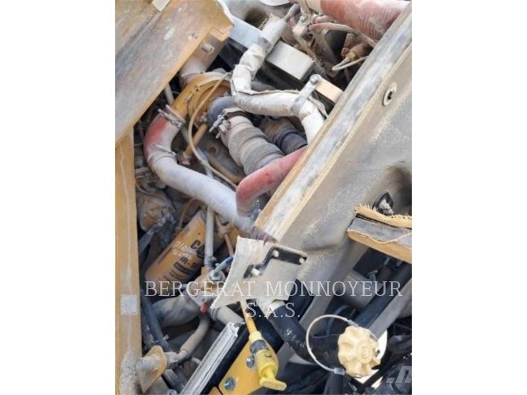 CAT 972M لوادر بعجل