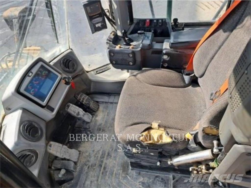CAT 972M لوادر بعجل