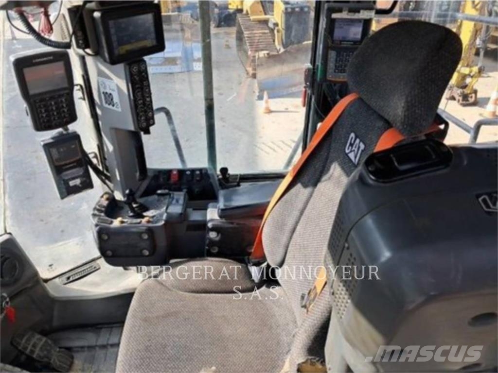 CAT 972M لوادر بعجل