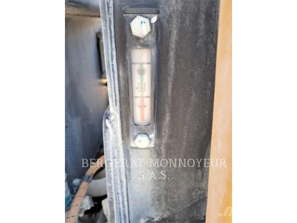 CAT 972M لوادر بعجل