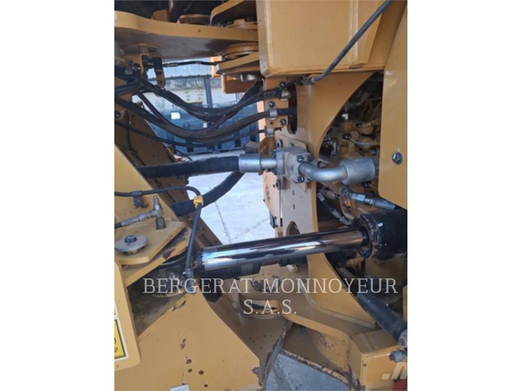 CAT 972M Pale gommate