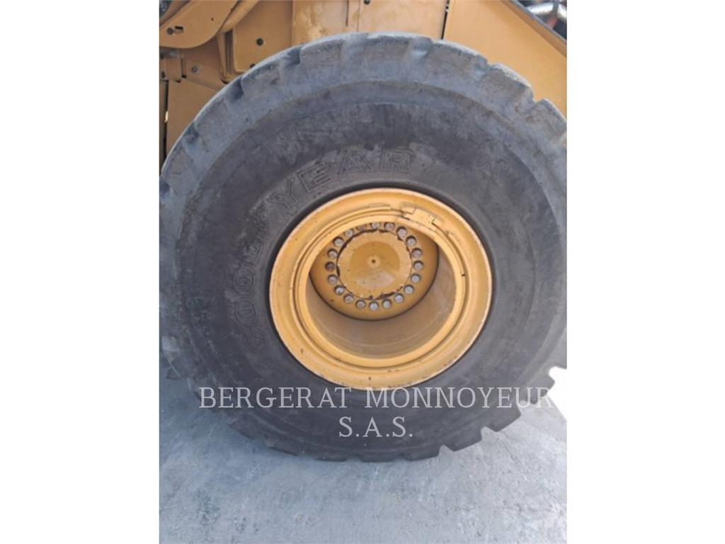 CAT 972M Pale gommate