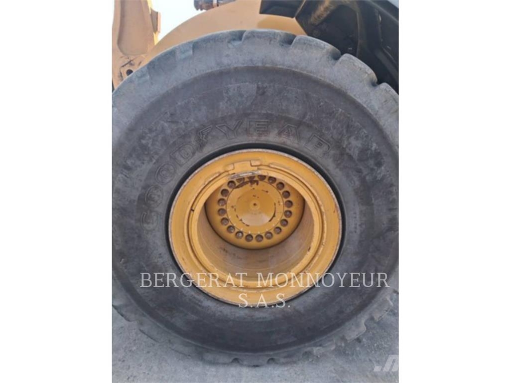 CAT 972M Pale gommate