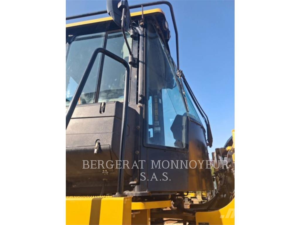 CAT 972M Pale gommate