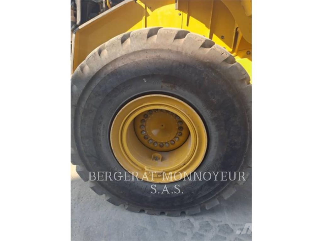 CAT 972M Pale gommate