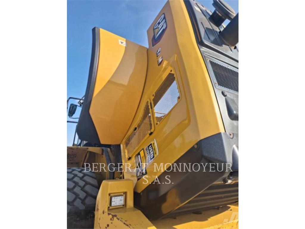 CAT 972M Pale gommate
