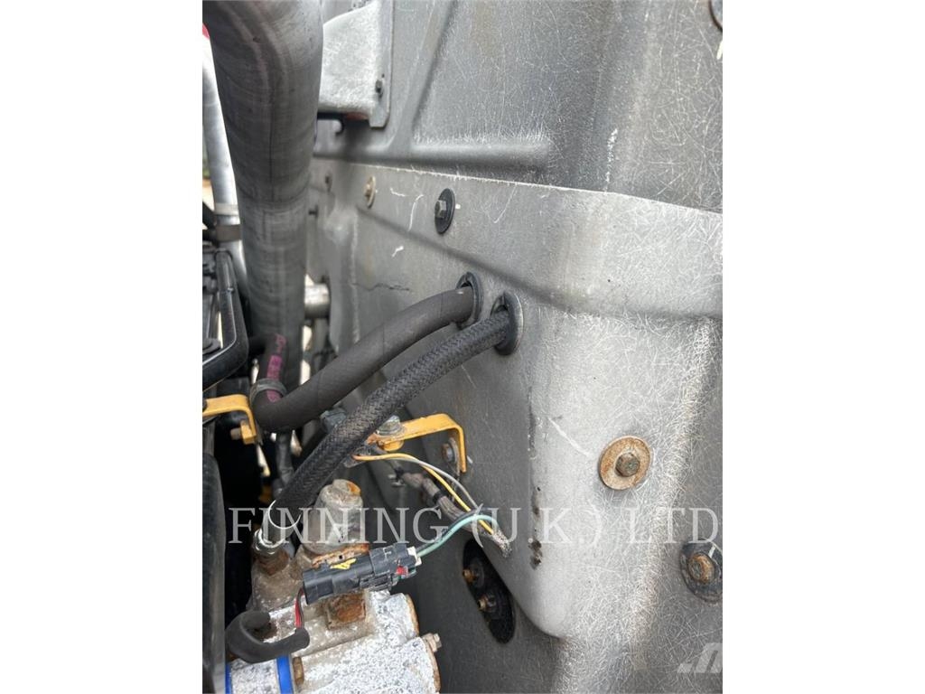 CAT 972M Pale gommate