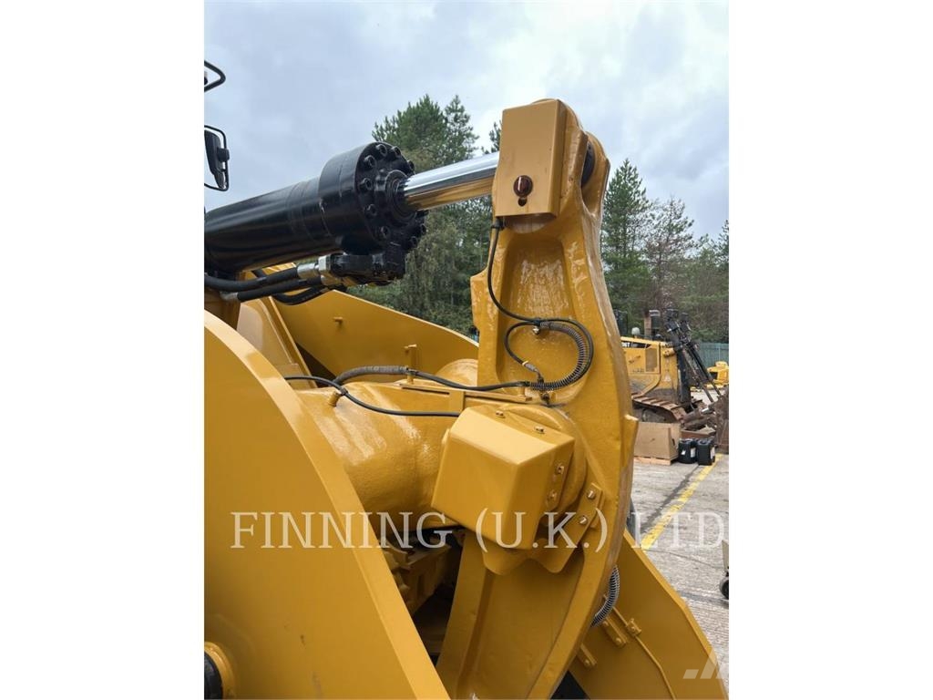 CAT 972M Pale gommate