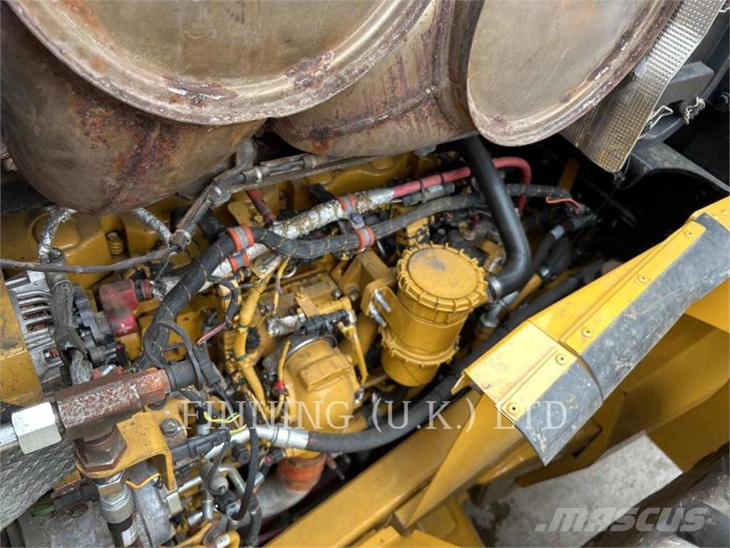 CAT 972M Pale gommate