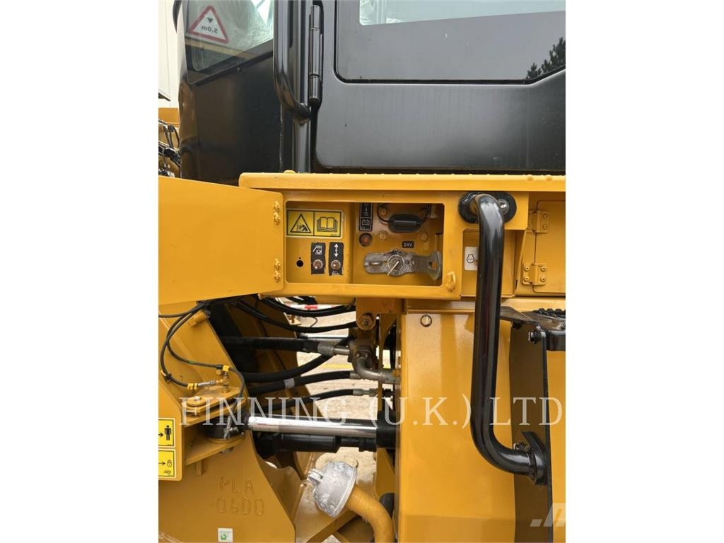 CAT 972M Pale gommate
