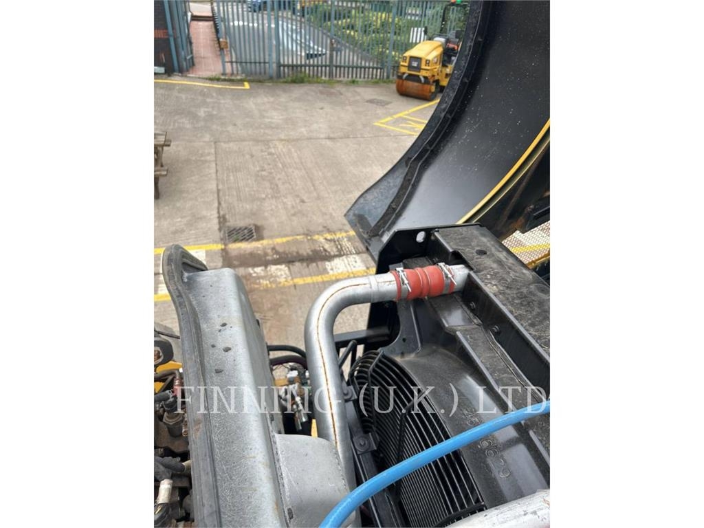 CAT 972M Pale gommate