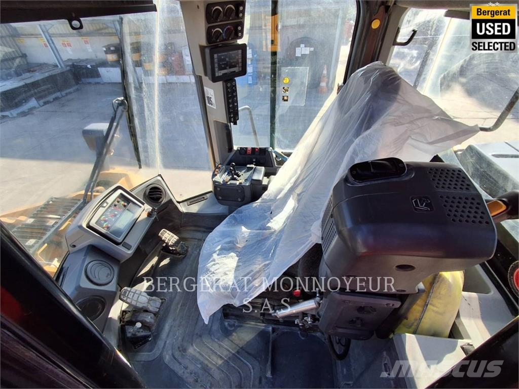 CAT 972M XE لوادر بعجل