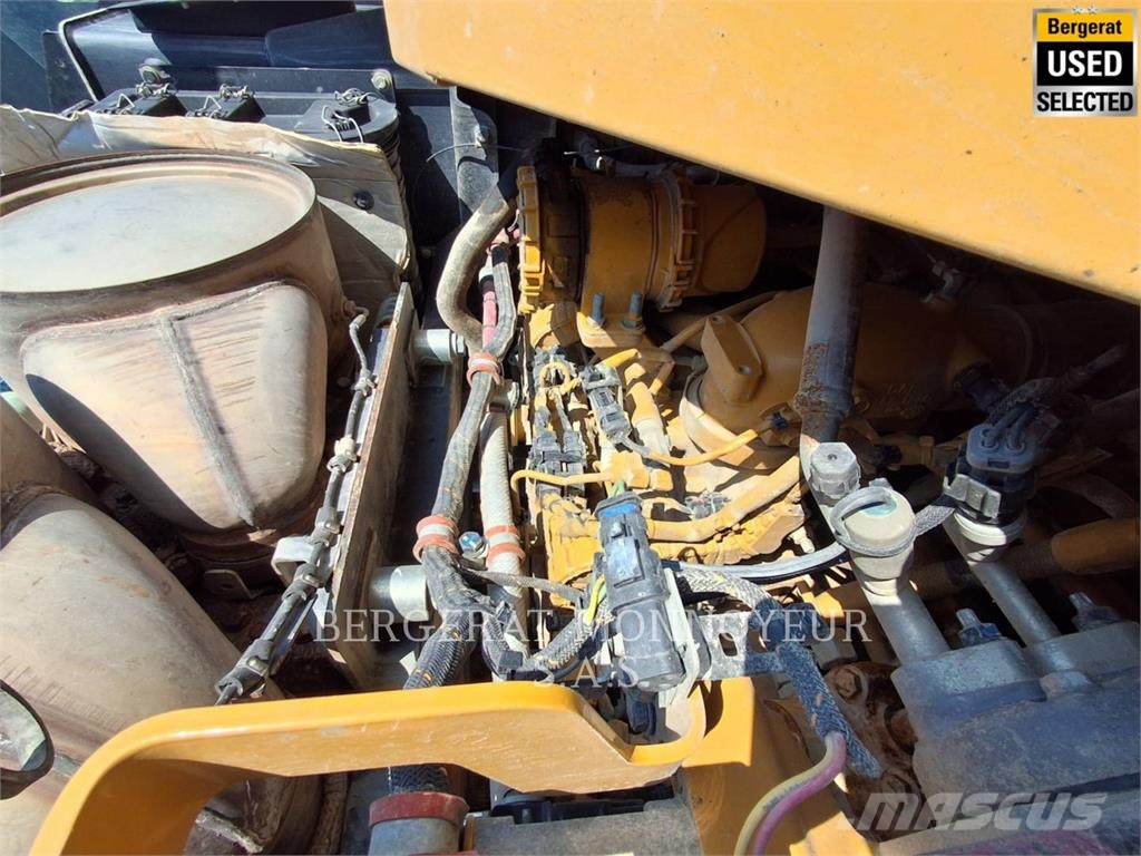 CAT 972M XE لوادر بعجل