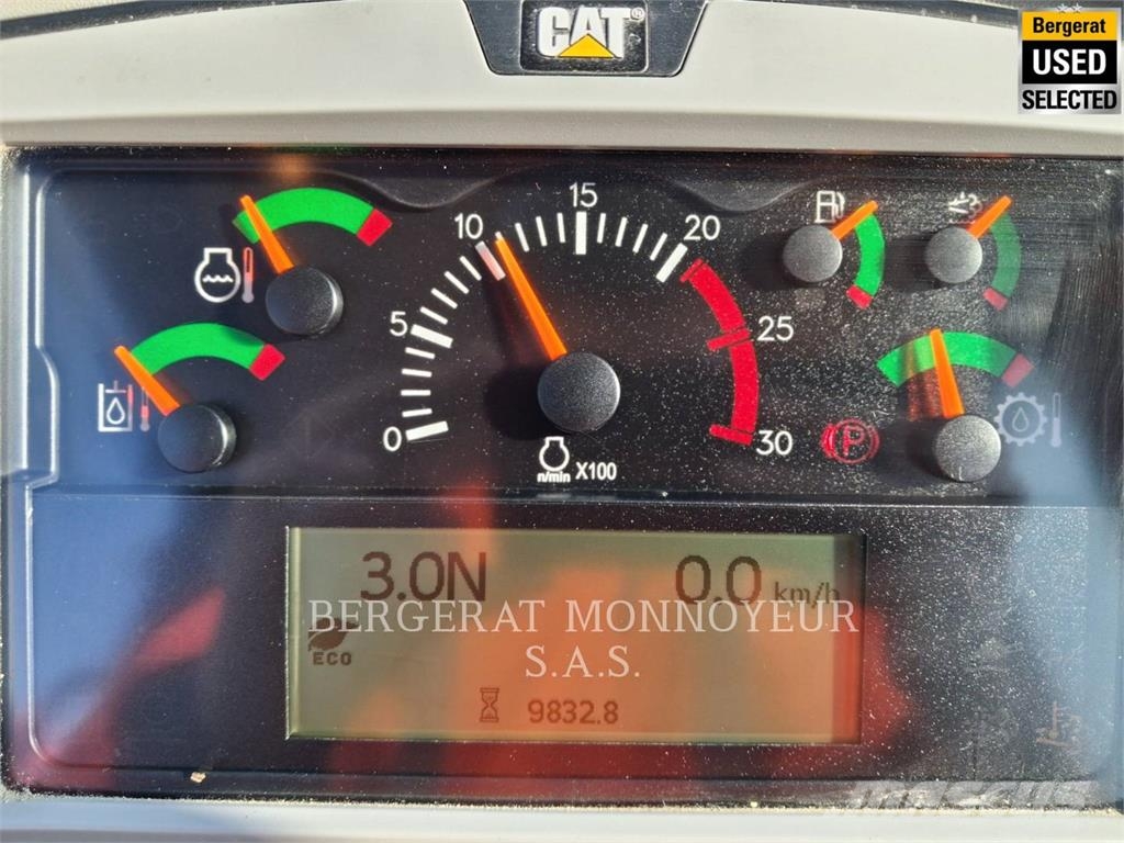 CAT 972M XE لوادر بعجل