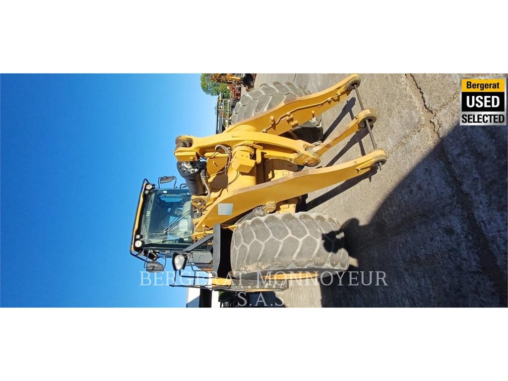 CAT 972M XE لوادر بعجل