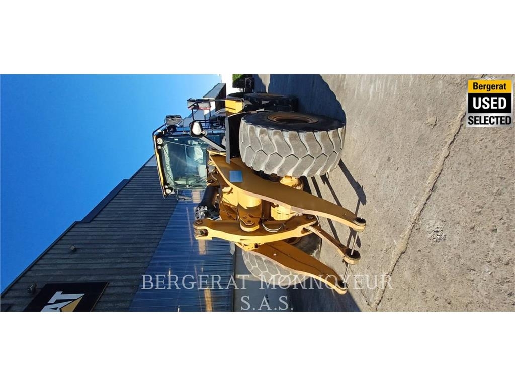 CAT 972M XE لوادر بعجل