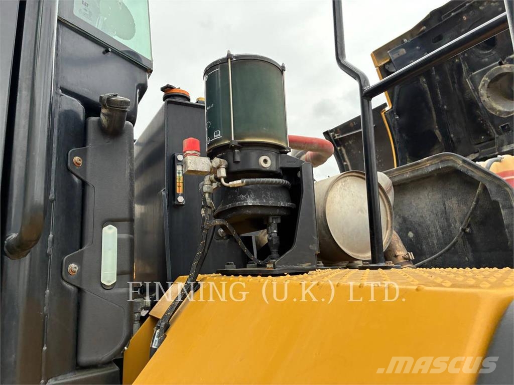 CAT 972M XE لوادر بعجل