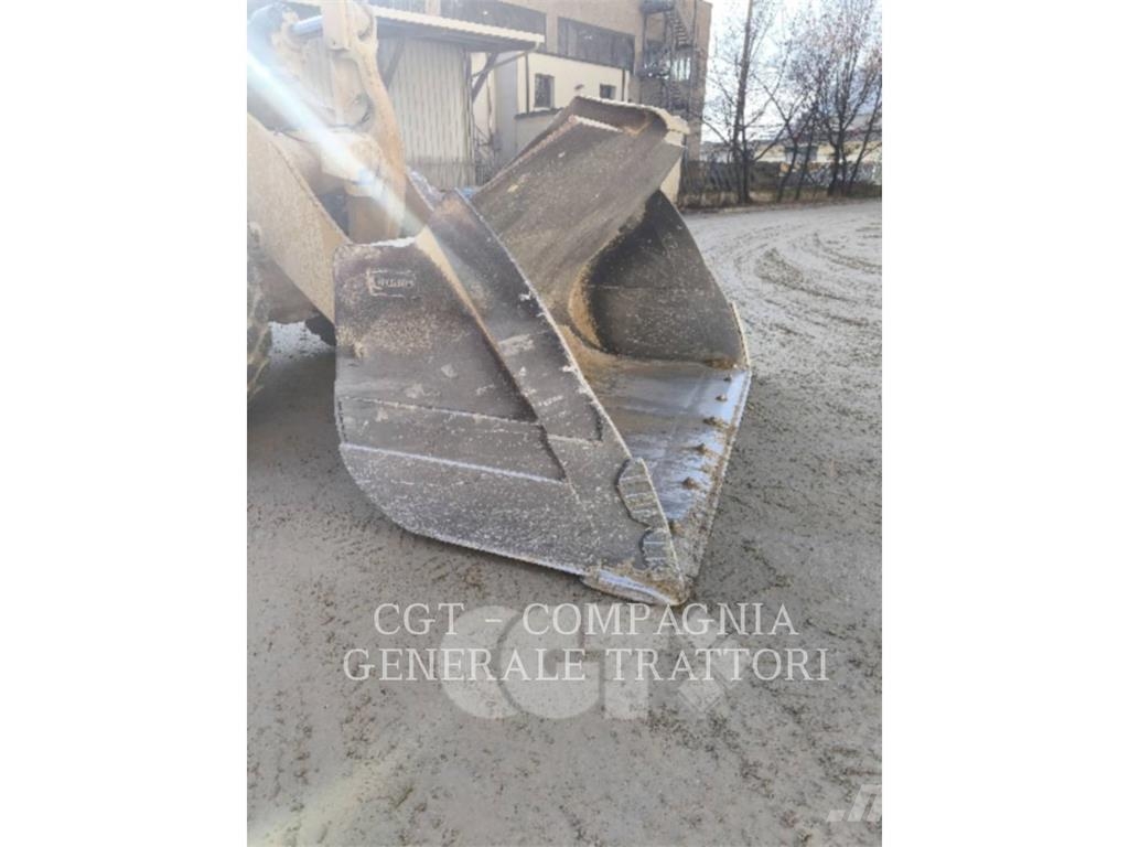 CAT 972M XE لوادر بعجل