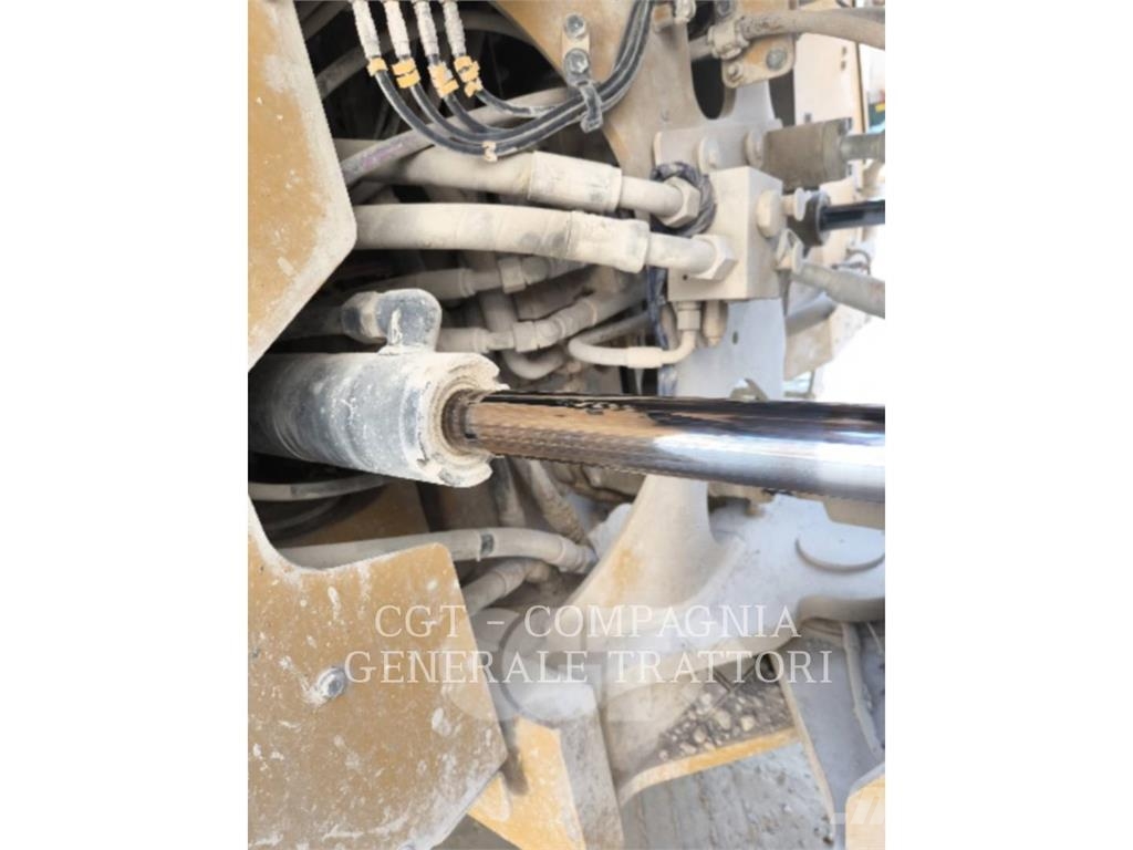 CAT 972M XE لوادر بعجل