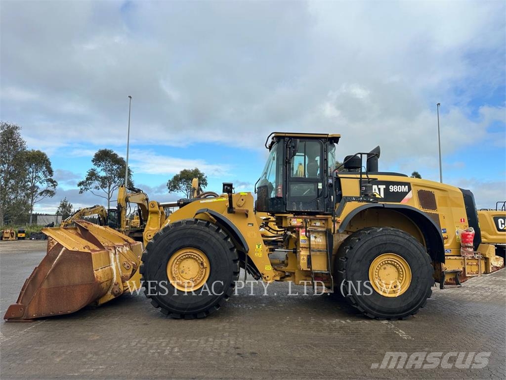 CAT 980M لوادر بعجل