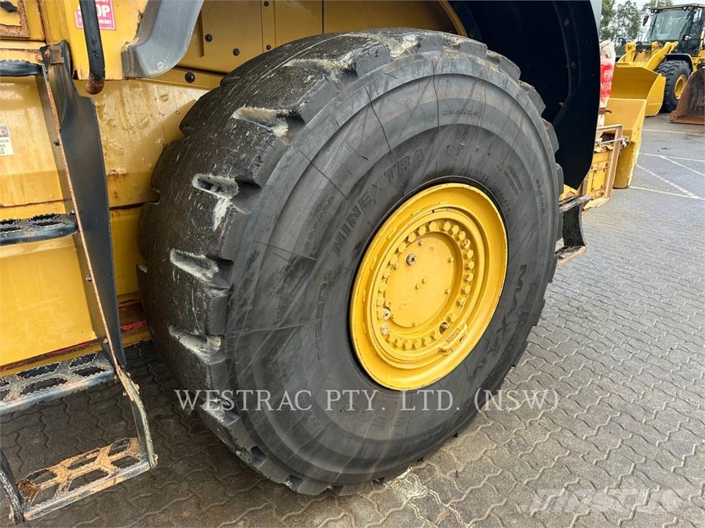 CAT 980M لوادر بعجل