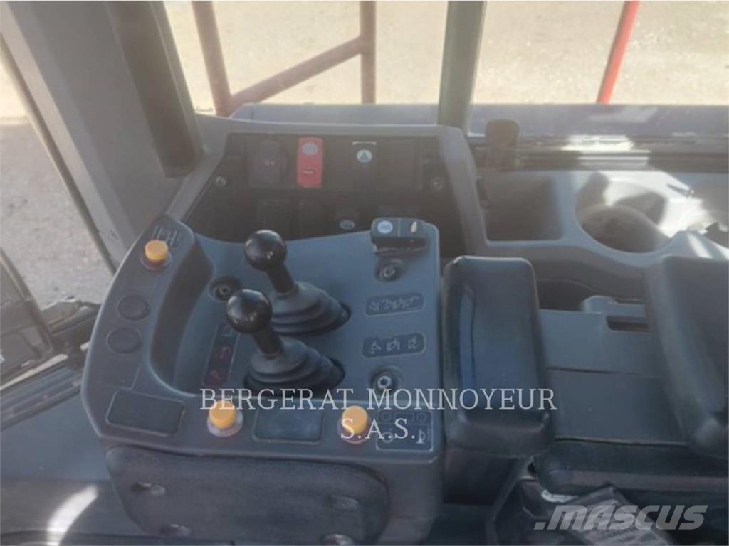 CAT 980M Gumikerekes homlokrakodók