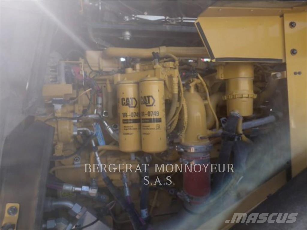 CAT 980M Gumikerekes homlokrakodók