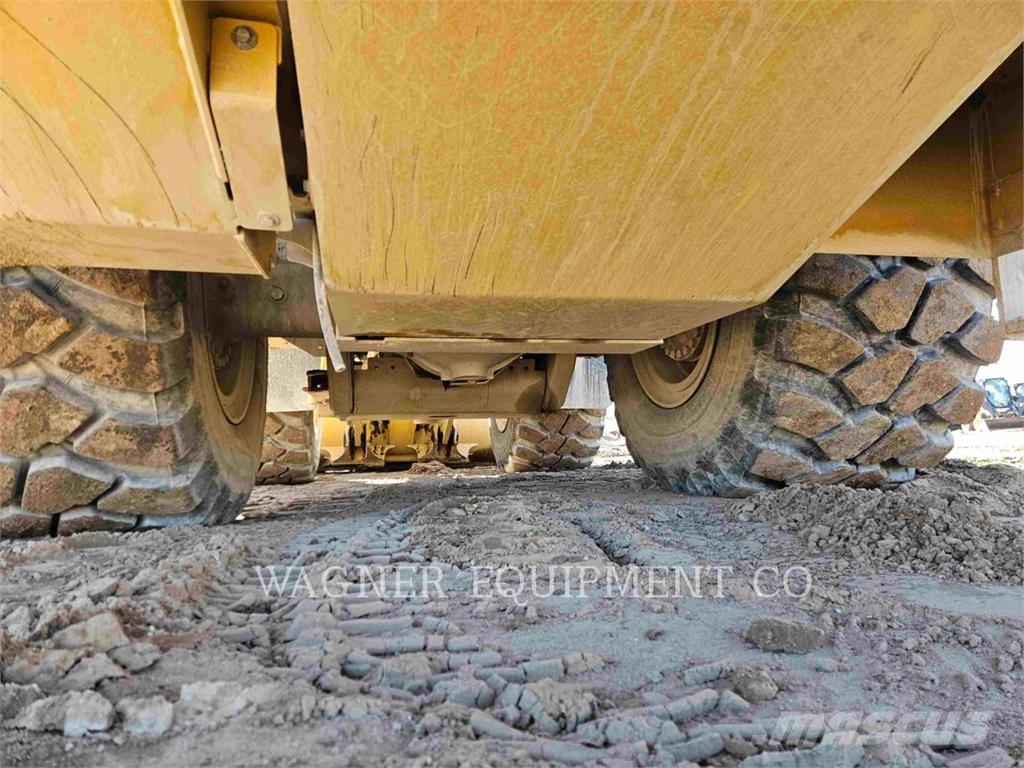 CAT 982 Kolesni nakladalci