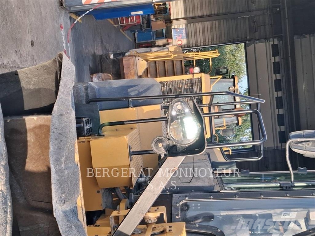 CAT 982M Kolesové nakladače