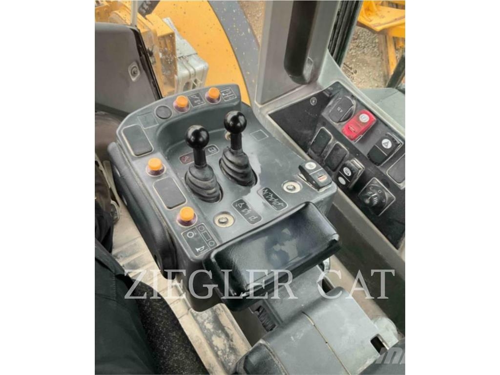 CAT 982M Pale gommate
